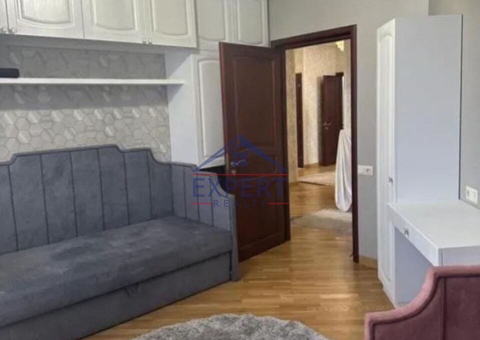 Նաիրի Զարյան    3 սենյակ,