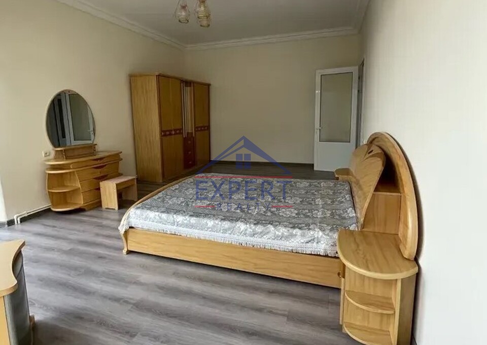 ԿԵՆՏՐՈՆ, ՍԻՄԵՈՆ ԵՐԵՎԱՆՑԻ ՓՈՂՈՑ, 7 ՍԵՆՅԱԿ