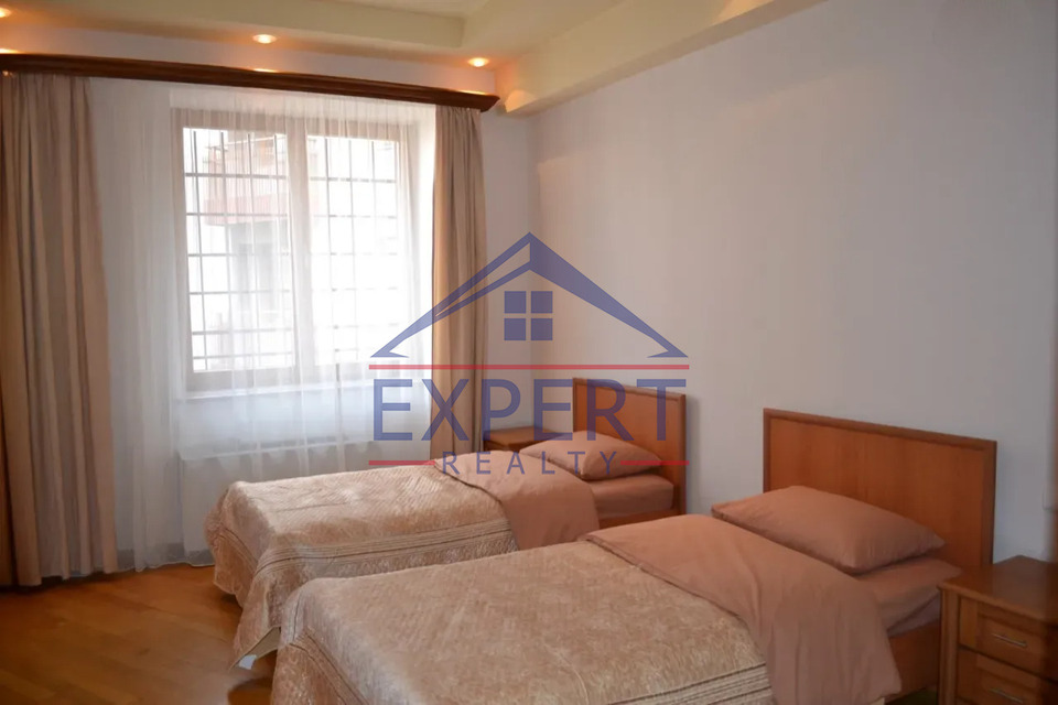 ԿԵՆՏՐՈՆ, ՀՅՈՒՍԻՍԱՅԻՆ ՊՈՂՈՏԱ, 3 ՍԵՆՅԱԿ