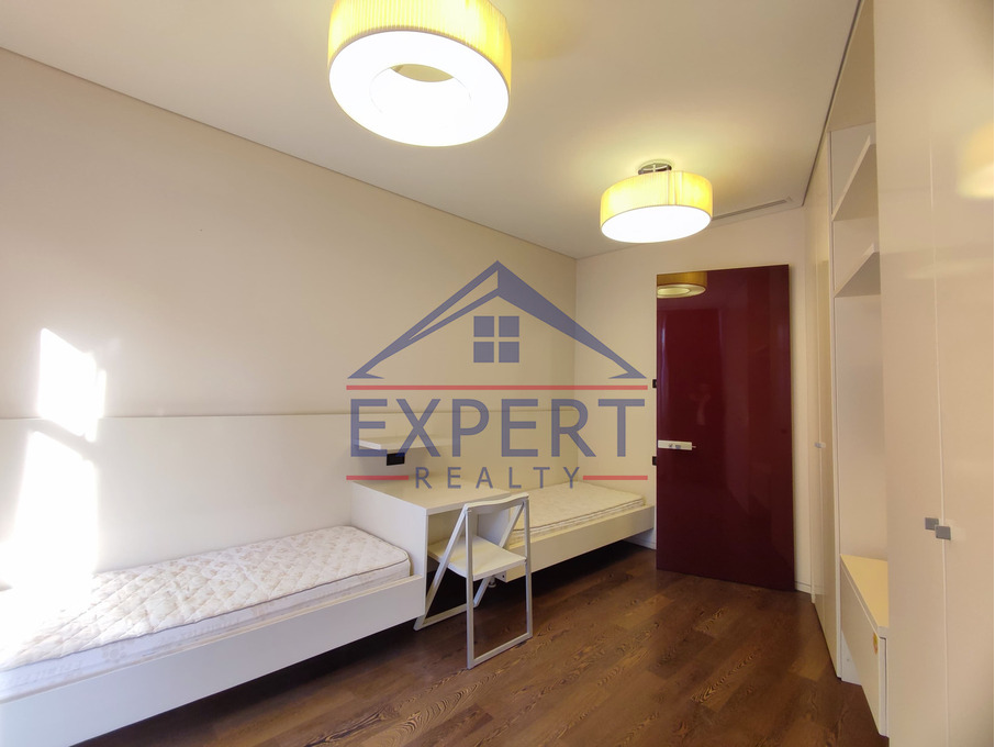 ԿԵՆՏՐՈՆ, ՀՅՈՒՍԻՍԱՅԻՆ ՊՈՂՈՏԱ, 4 ՍԵՆՅԱԿ