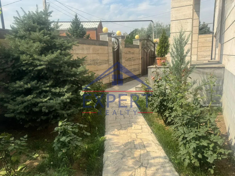 ԷՐԵԲՈՒՆԻ, ԴԱՎԻԹ ԲԵԿ ՓՈՂՈՑ, 3 ՀԱՐԿԱՆԻ ԱՌԱՆՁՆԱՏՈՒՆ
