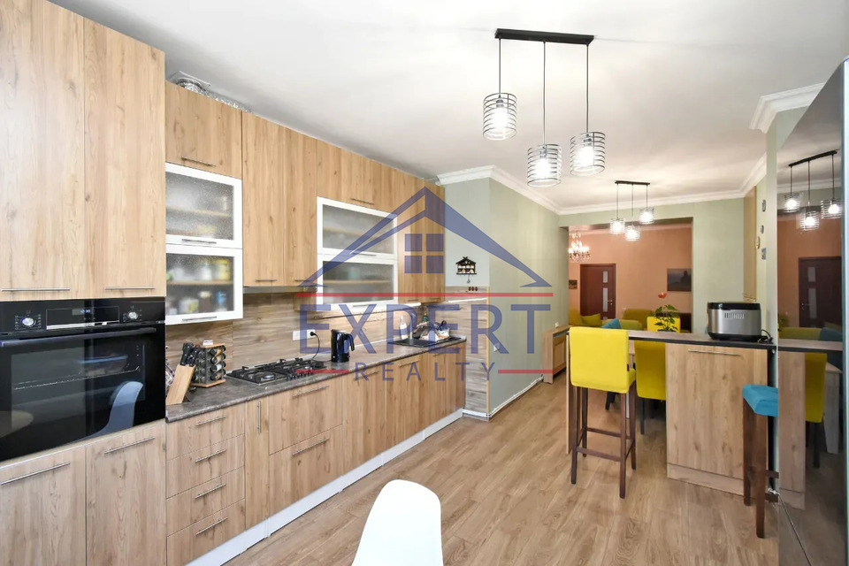 ԿԵՆՏՐՈՆ, ՏՊԱԳՐԻՉՆԵՐԻ ՓՈՂՈՑ, 5 ՍԵՆՅԱԿ