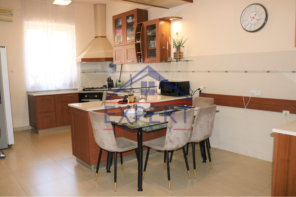 ԿԵՆՏՐՈՆ, ՊՈՒՇԿԻՆԻ ՓՈՂՈՑ, 3 ՍԵՆՅԱԿ