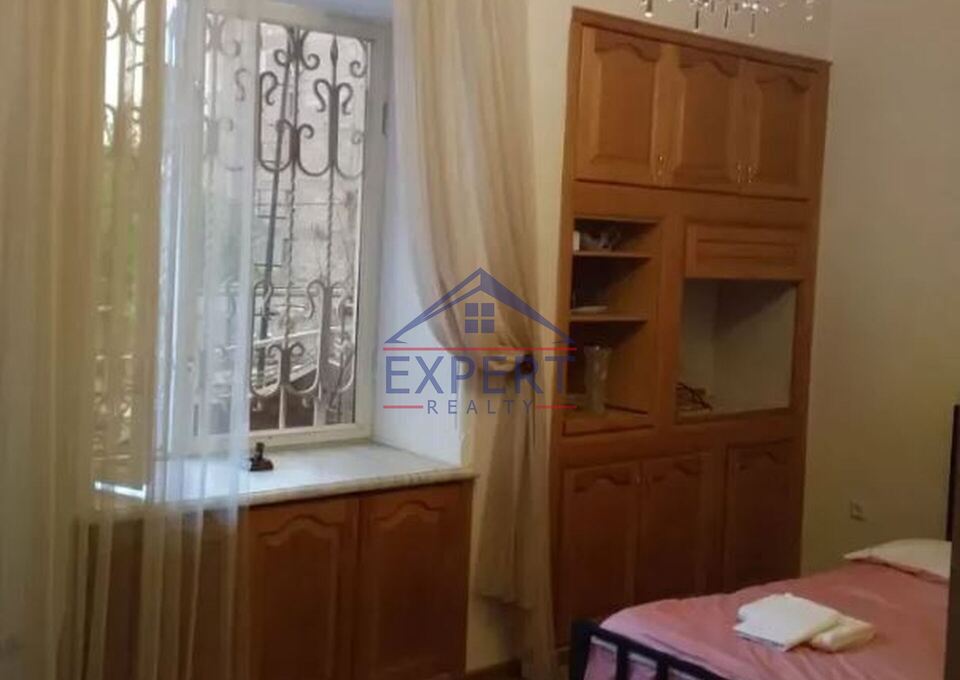 ԱՐԱԲԿԻՐ, ԿՈՄԻՏԱՍԻ ՊՈՂՈՏԱ, 1 ՍԵՆՅԱԿ