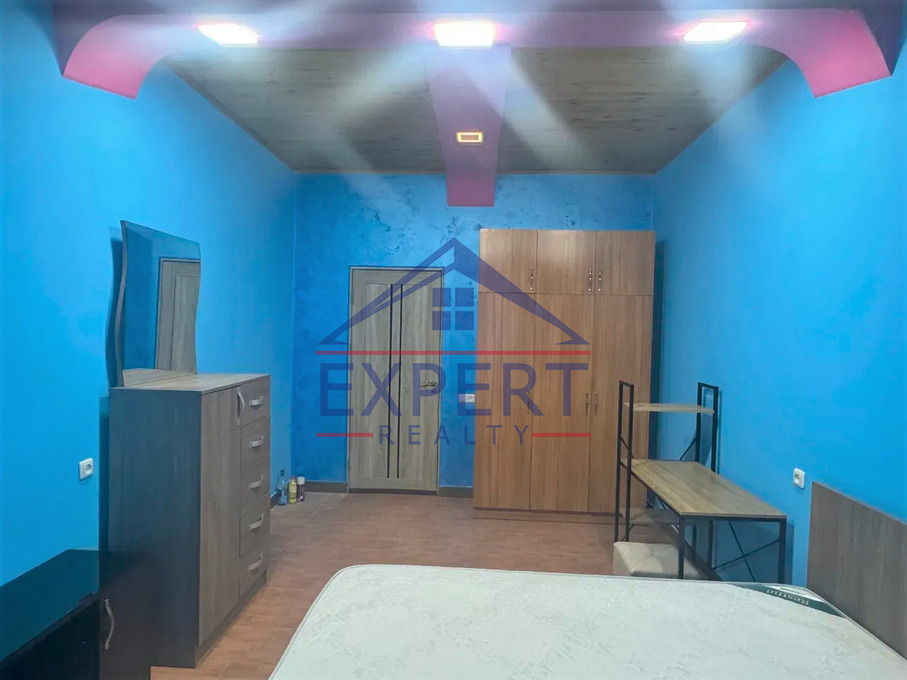 ԿԵՆՏՐՈՆ, ԳՐԻԳՈՐ ԵՎ ՍԱՐԳԻՍ ԳՈՒՐԶԱԴՅԱՆՆԵՐԻ ՓՈՂՈՑ, 8 ՍԵՆՅԱԿ