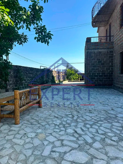ԷՐԵԲՈՒՆԻ, ԴԱՎԻԹ ԲԵԿ ՓՈՂՈՑ, 3 ՀԱՐԿԱՆԻ ԱՌԱՆՁՆԱՏՈՒՆ