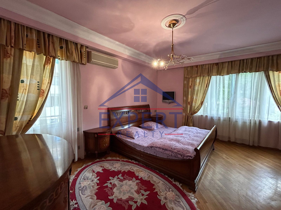 ԿԵՆՏՐՈՆ, ՊՈՒՇԿԻՆԻ ՓՈՂՈՑ, 3 ՍԵՆՅԱԿ