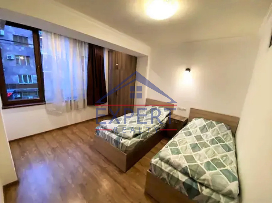 ԿԵՆՏՐՈՆ, ՆԱԼԲԱՆԴՅԱՆ ՓՈՂՈՑ, 3 ՍԵՆՅԱԿ