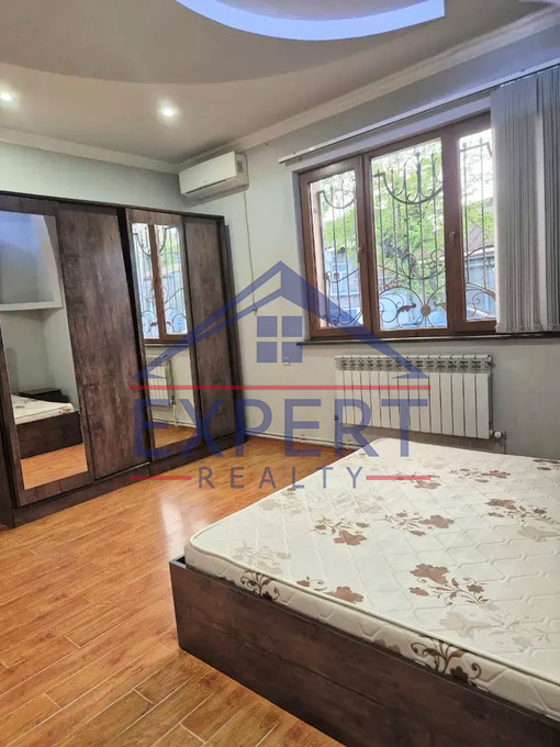 ԷՐԵԲՈՒՆԻ, ԱԶԱՏԱՄԱՐՏԻԿՆԵՐԻ ՓՈՂՈՑ, 4 ՍԵՆՅԱԿ