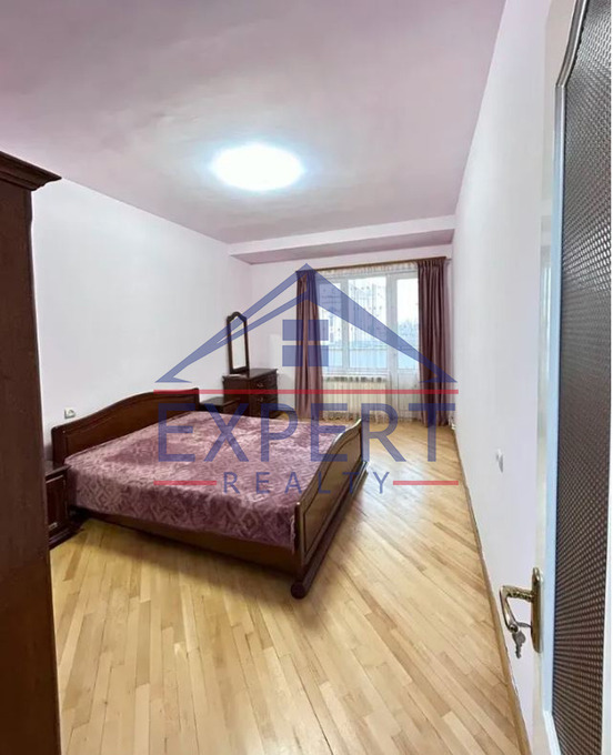 ԿԵՆՏՐՈՆ, ԵՐՎԱՆԴ ՔՈՉԱՐԻ ՓՈՂՈՑ, 3 ՍԵՆՅԱԿ