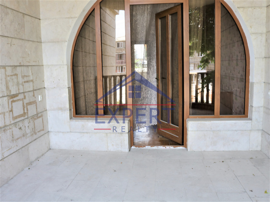 ԱՐԱԲԿԻՐ, ՀԵՆՐԻԿ ՄԱԼՅԱՆ ՓՈՂՈՑ, 5 ՍԵՆՅԱԿ