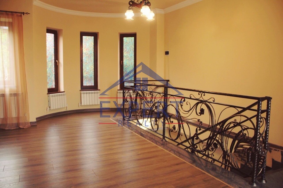 ԿԵՆՏՐՈՆ, ՍԱՐՄԵՆԻ ՓՈՂՈՑ, 5 ՍԵՆՅԱԿ