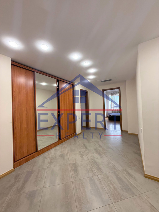 ԿԵՆՏՐՈՆ, ՊԱՐՈՆՅԱՆ ՓՈՂՈՑ, 4 ՍԵՆՅԱԿ