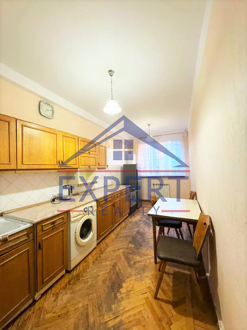 ԿԵՆՏՐՈՆ, ԵՐՎԱՆԴ ՔՈՉԱՐԻ ՓՈՂՈՑ, 3 ՍԵՆՅԱԿ