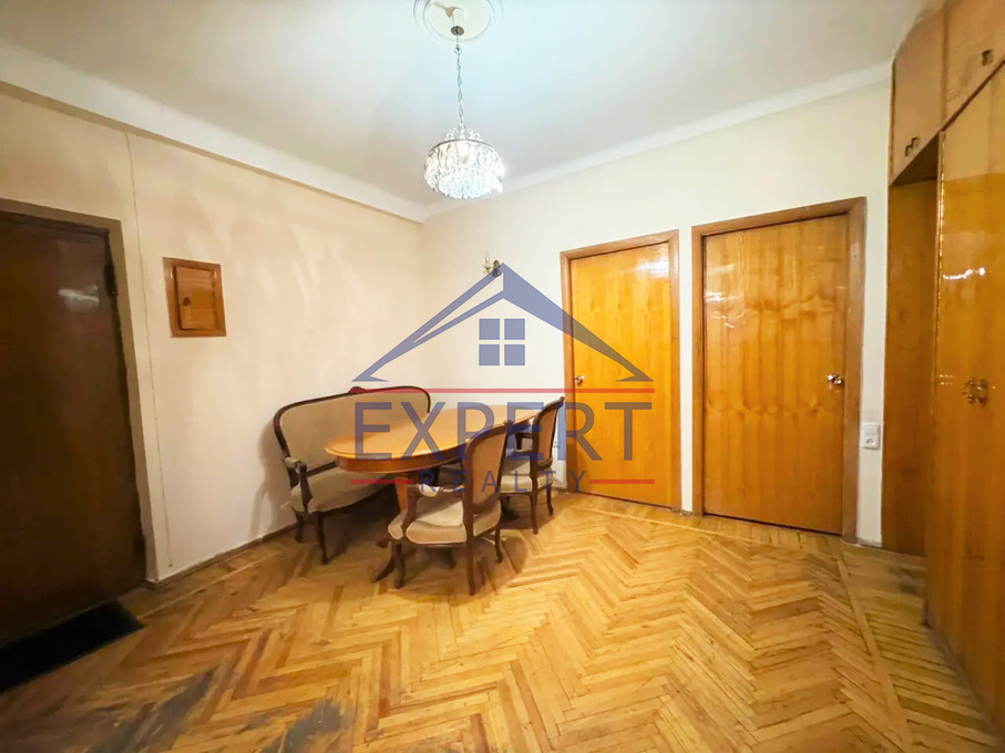 ԿԵՆՏՐՈՆ, ԵՐՎԱՆԴ ՔՈՉԱՐԻ ՓՈՂՈՑ, 3 ՍԵՆՅԱԿ