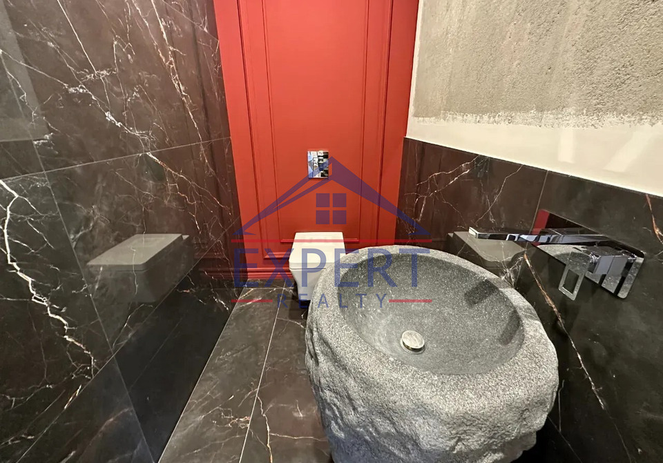 ԿԵՆՏՐՈՆ, ՀՅՈՒՍԻՍԱՅԻՆ ՊՈՂՈՏԱ, 5 ՍԵՆՅԱԿ