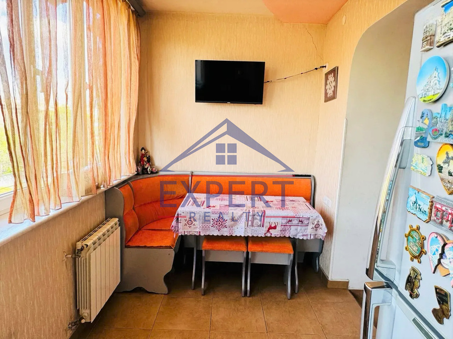 ԱՋԱՓՆՅԱԿ, ԷՍՏՈՆԱԿԱՆ ՓՈՂՈՑ, 3 ՍԵՆՅԱԿ