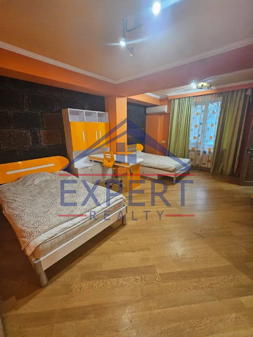 ԿԵՆՏՐՈՆ, ՊՈՒՇԿԻՆԻ ՓՈՂՈՑ, 5 ՍԵՆՅԱԿ