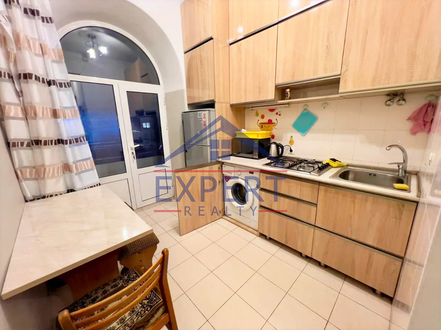 ԿԵՆՏՐՈՆ, ՆԱԼԲԱՆԴՅԱՆ ՓՈՂՈՑ, 1 ՍԵՆՅԱԿ