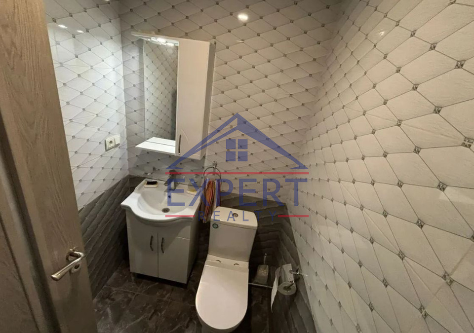 ԿԵՆՏՐՈՆ, ՊԱՐՈՆՅԱՆ ՓՈՂՈՑ, 3 ՍԵՆՅԱԿ