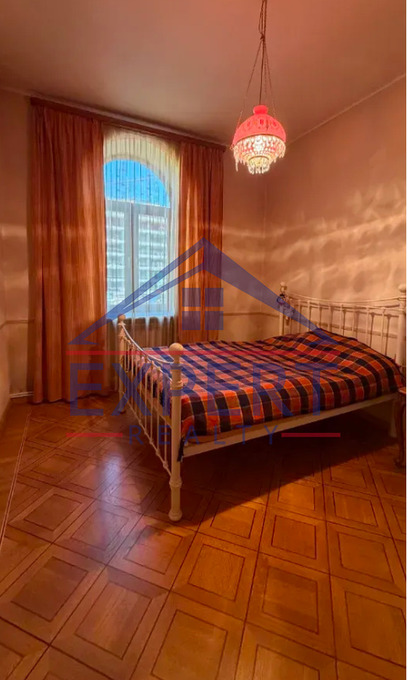 ԿԵՆՏՐՈՆ, ՏԻԳՐԱՆ ՄԵԾ ՊՈՂՈՏԱ, 5 ՍԵՆՅԱԿ