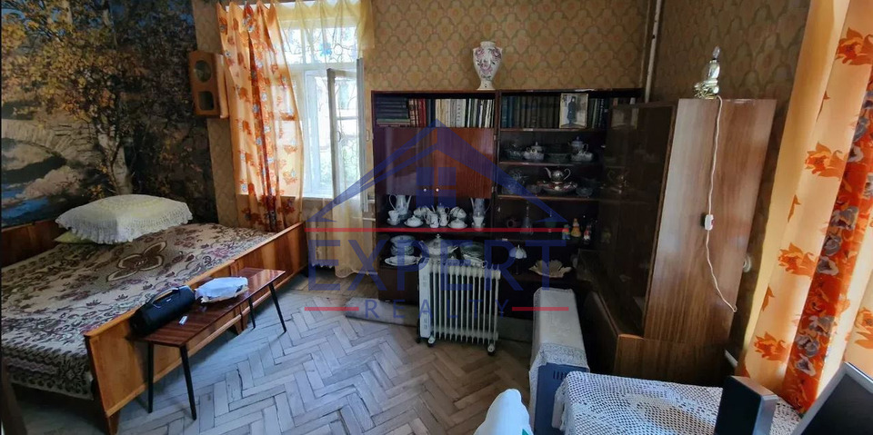 ԱՐԱԲԿԻՐ, ԿՈՄԻՏԱՍԻ ՊՈՂՈՏԱ, 1 ՍԵՆՅԱԿ