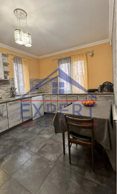 ԿԵՆՏՐՈՆ, ՉԱՐԵՆՑԻ ՓՈՂՈՑ, 4 ՍԵՆՅԱԿ