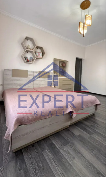 ԿԵՆՏՐՈՆ, ՉԱՐԵՆՑԻ ՓՈՂՈՑ, 4 ՍԵՆՅԱԿ