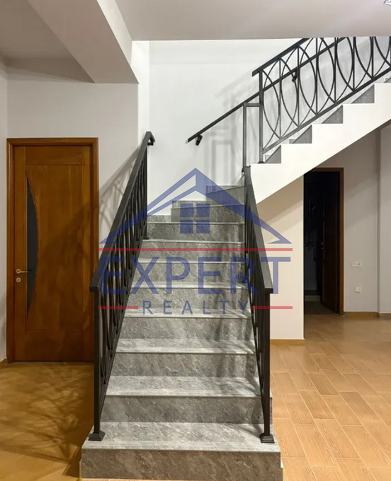 ԿԵՆՏՐՈՆ, ԱԼԵՔ ՄԱՆՈՒԿՅԱՆ ՓՈՂՈՑ, 7 ՍԵՆՅԱԿ