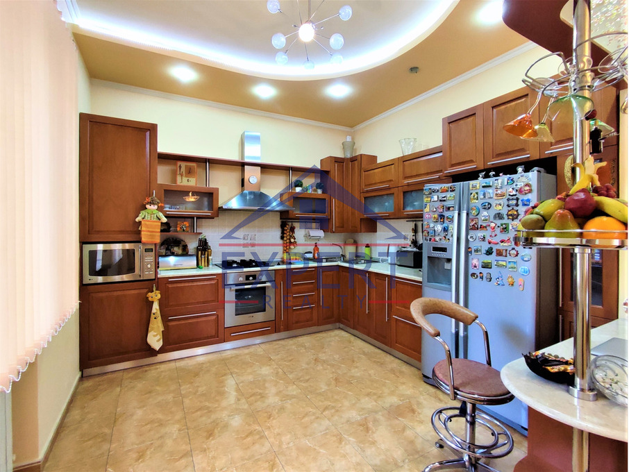 ԿԵՆՏՐՈՆ, ՓԱՐՊԵՑԻ ՓՈՂՈՑ, 4 ՀԱՐԿ