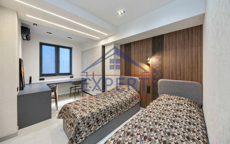 ԿԵՆՏՐՈՆ, ԵԶՆԻԿ ԿՈՂԲԱՑԻ  3 ՍԵՆՅԱԿ