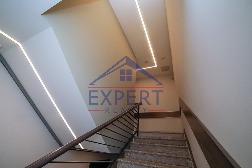 ԿԵՆՏՐՈՆ, ՆԱԼԲԱՆԴՅԱՆ ՓՈՂՈՑ, 4 ՍԵՆՅԱԿ