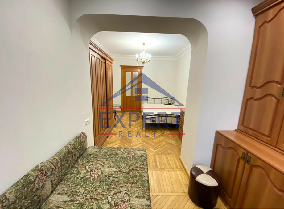 ԱՐԱԲԿԻՐ, ԿՈՄԻՏԱՍԻ ՊՈՂՈՏԱ, 3 ՍԵՆՅԱԿ