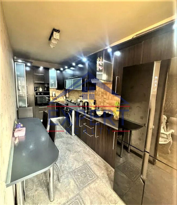 ԿԵՆՏՐՈՆ, ԵՐՎԱՆԴ ՔՈՉԱՐԻ ՓՈՂՈՑ, 3 ՍԵՆՅԱԿ