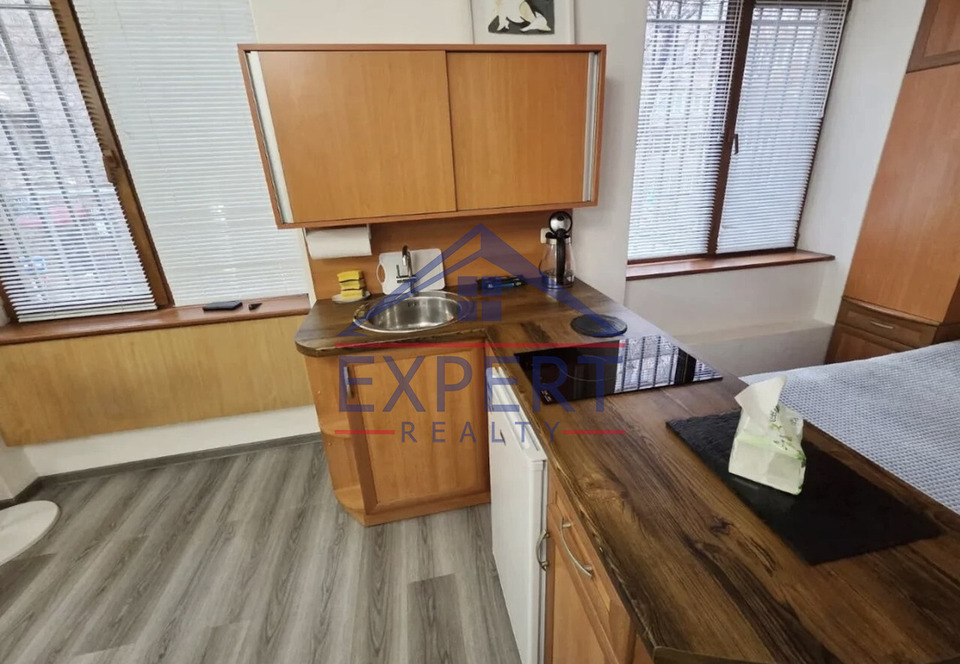 ԿԵՆՏՐՈՆ, ԵԶՆԻԿ ԿՈՂԲԱՑԻ, 1 ՍԵՆՅԱԿ