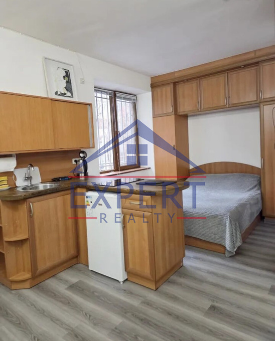 ԿԵՆՏՐՈՆ, ԵԶՆԻԿ ԿՈՂԲԱՑԻ, 1 ՍԵՆՅԱԿ