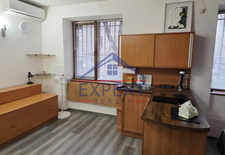 ԿԵՆՏՐՈՆ, ԵԶՆԻԿ ԿՈՂԲԱՑԻ, 1 ՍԵՆՅԱԿ