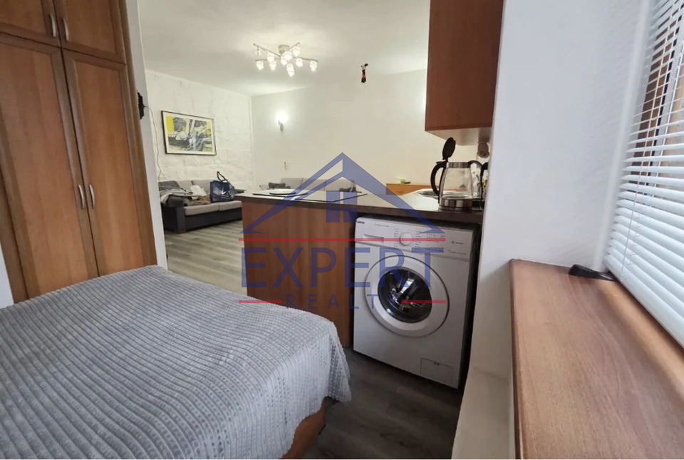 ԿԵՆՏՐՈՆ, ԵԶՆԻԿ ԿՈՂԲԱՑԻ, 1 ՍԵՆՅԱԿ