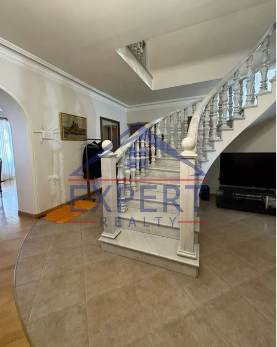 ԿԵՆՏՐՈՆ, ՄԱՇՏՈՑԻ ՊՈՂՈՏԱ, 5 ՍԵՆՅԱԿ