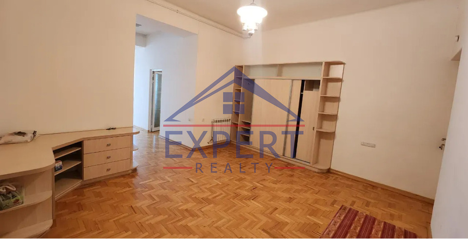 ԿԵՆՏՐՈՆ, ՆԱԼԲԱՆԴՅԱՆ ՓՈՂՈՑ, 3 ՍԵՆՅԱԿ