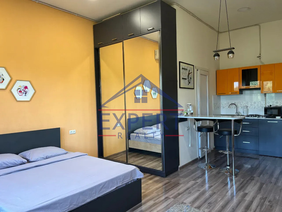 ԿԵՆՏՐՈՆ, ԶԱՔՅԱՆ ՓՈՂՈՑ, 1 ՍԵՆՅԱԿ