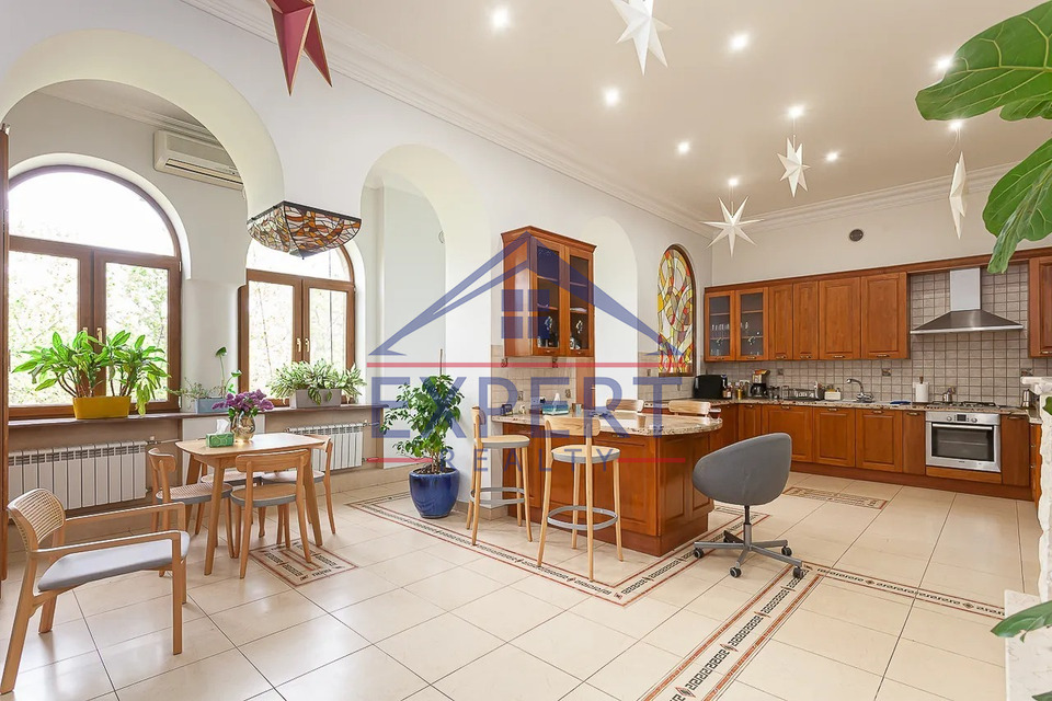 ԿԵՆՏՐՈՆ, ՄՈՍԿՈՎՅԱՆ ՓՈՂՈՑ, 6 ՍԵՆՅԱԿ