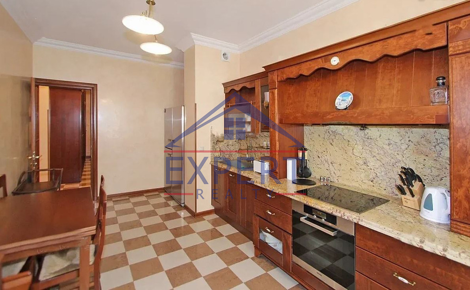 ԿԵՆՏՐՈՆ, ՀՅՈՒՍԻՍԱՅԻՆ ՊՈՂՈՏԱ, 4 ՍԵՆՅԱԿ