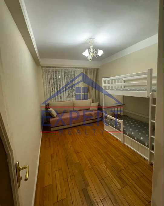 ԿԵՆՏՐՈՆ, ՍԻՄՈՆ ՎՐԱՑՅԱՆ ՓՈՂՈՑ, 3 ՍԵՆՅԱԿ