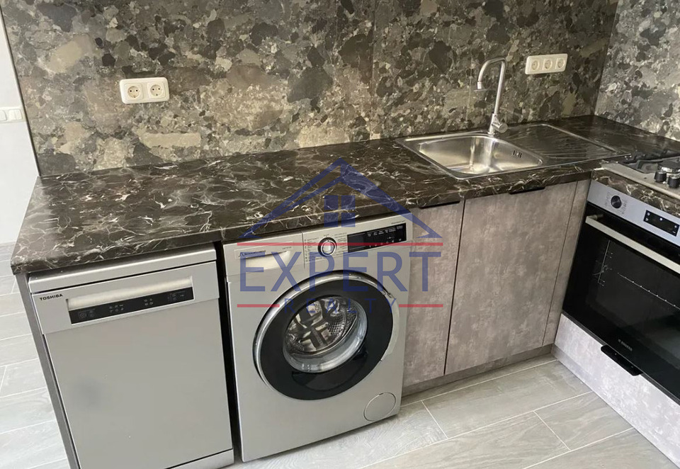 ՔԱՆԱՔԵՌ-ԶԵՅԹՈՒՆ, ՊԱՐՈՒՅՐ ՍԵՎԱԿԻ ՓՈՂՈՑ, 2 ՍԵՆՅԱԿ