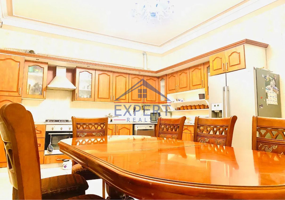 Կենտրոն, Գրիգոր Հարությունյան, 450քմ․, 7սենյակ, 3 հարկ