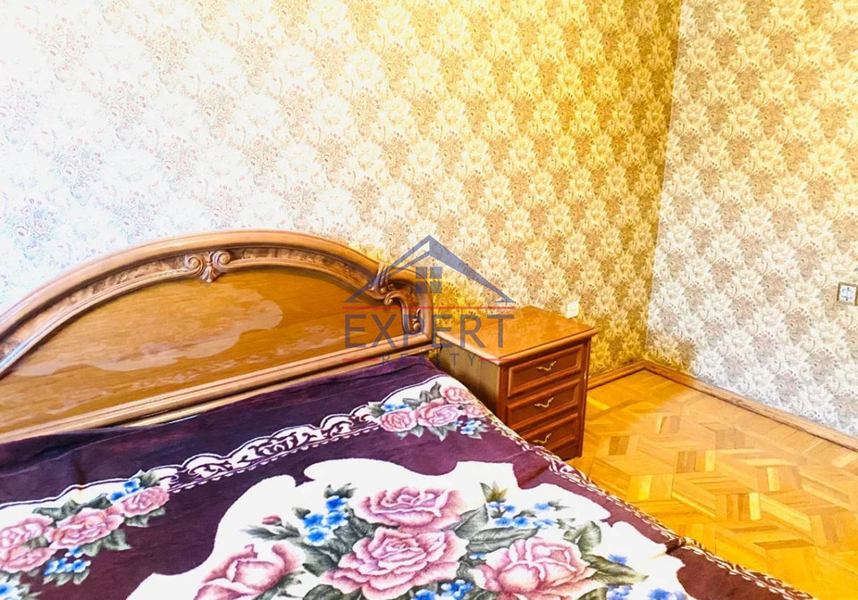 Կենտրոն, Գրիգոր Հարությունյան, 450քմ․, 7սենյակ, 3 հարկ