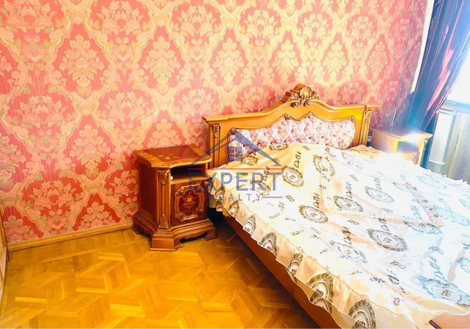 Կենտրոն, Գրիգոր Հարությունյան, 450քմ․, 7սենյակ, 3 հարկ
