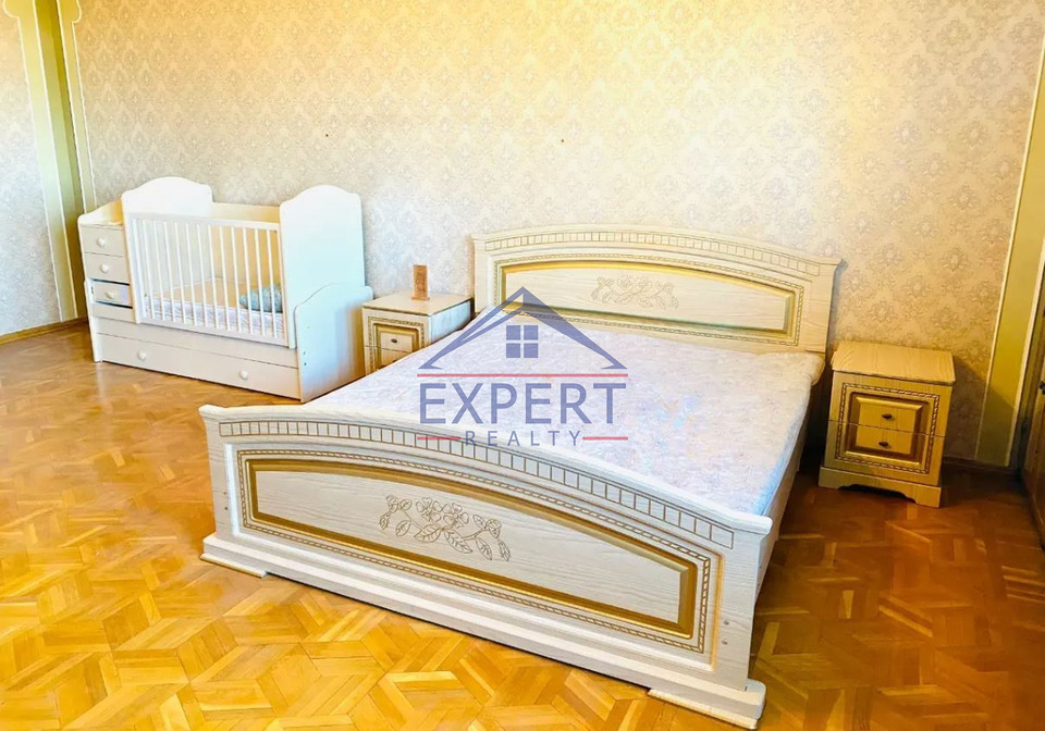 Կենտրոն, Գրիգոր Հարությունյան, 450քմ․, 7սենյակ, 3 հարկ