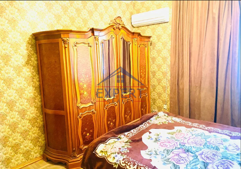 Կենտրոն, Գրիգոր Հարությունյան, 450քմ․, 7սենյակ, 3 հարկ